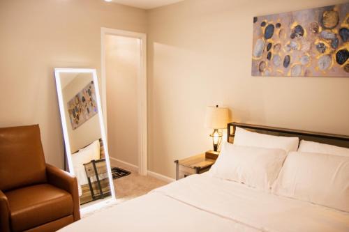 Whittaker House | HomeTel Premium Guest Suite w/Private Entrance