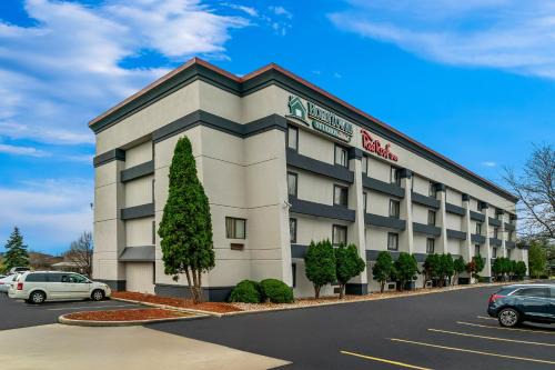 Flint Hotel | HomeTowne Studios by Red Roof Flint