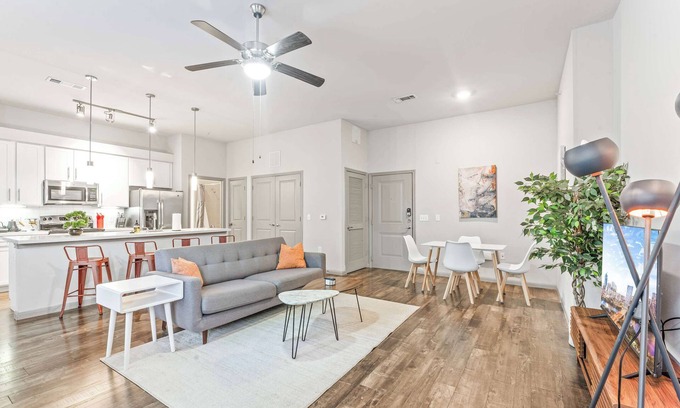 Windsor Park Apartment | Homey 2BR suite close to Downtown w/fast WiFi