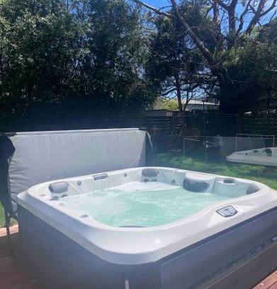 Cowes House | Homey Beach Cottage with Spa, walk to beach