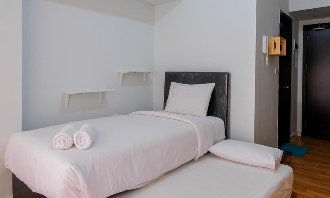 Pagedangan Apartment | Homey Studio Room at Casa De Parco Apartment By Travelio
