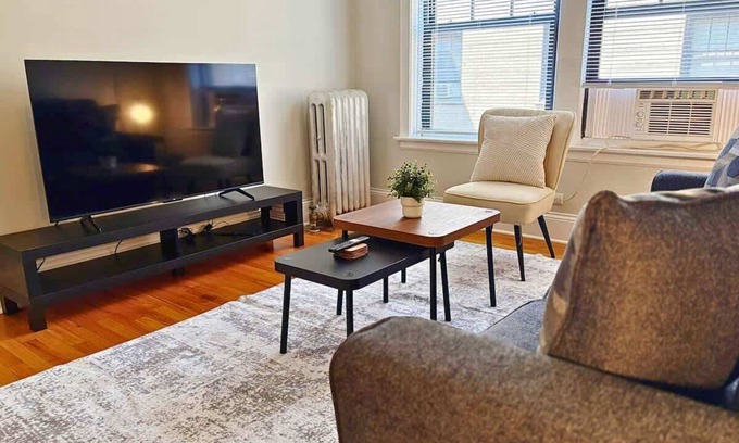 Kenwood Apartment | Homey Vibes Furnished 1BR Apt