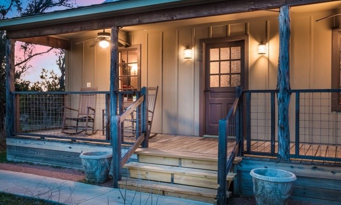 Fredericksburg Cabin | Honey Hill Wild Rose Cabin | Close to town | Hot Tub | Full kitchen