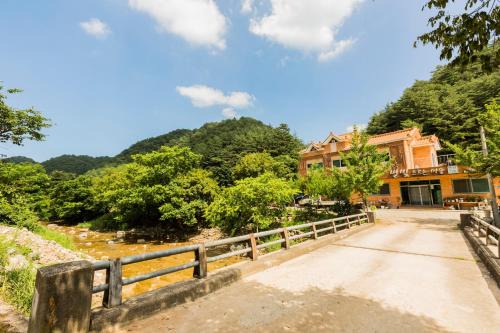 Hongcheon House | hongceon byeolbicheureuneunmaeul pensyeon