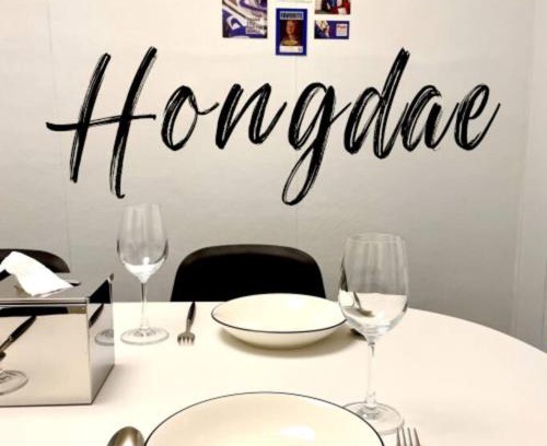 Seogang-dong Apartment | Hongik University Station 10 minutes walking distance 3 Queen Beds for 6 people