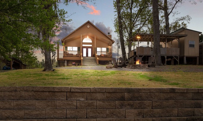 Negreet Cabin | Hooked On Toledo - Lakefront Cabin on Toledo Bend - Boathouse & Dramatic Sunsets