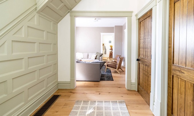 Kent House | Hop House is a calm home that comfortably sleeps 8. Walkable to downtown Kent!