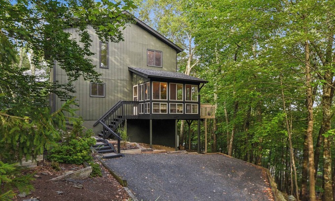 Bushkill Ski Chalet | Hopskip Retro Chalet Firepit Deck Gas Grill Pools Lake Tennis-Pickle