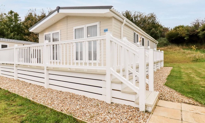 Grampound Cabin | HORIZON LODGE, family friendly, with pool in Polgooth