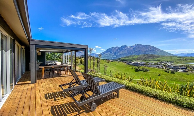Jacks Point House | Horoeka House | Stunning views and spa Pool