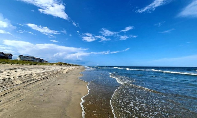 Carova Beach House | Horse Inn Around: Pet Friendly-so bring the whole family! Just 3 mins to beach