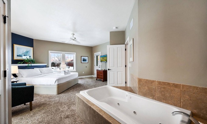 Egg Harbor Condo | Horseshoe Bay Club Cottage #2-Inclusive Golf Course and Club Access!