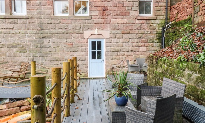 Horton Cottage | HORTON LODGE BOATHOUSE, pet friendly, with hot tub in Rudyard Lake