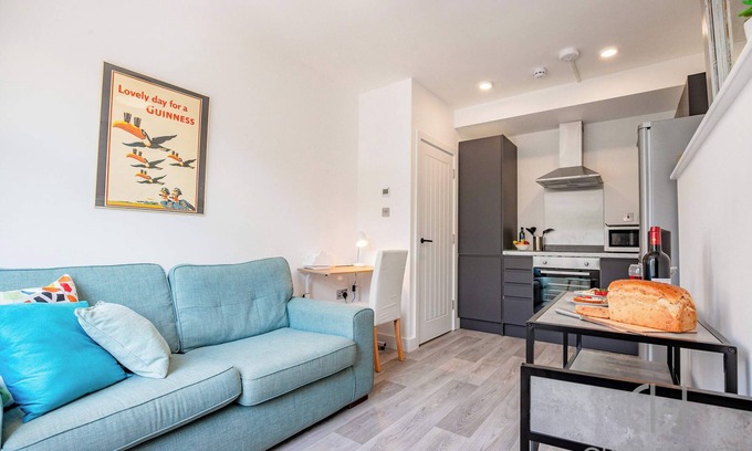 Caterham Apartment | Host & Stay | Croydon Road Dwelling