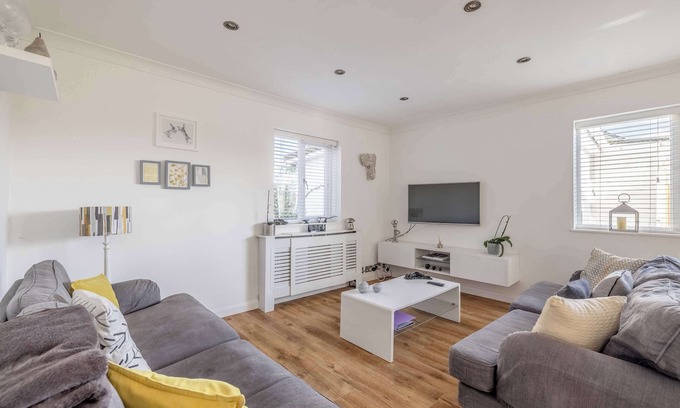 Fifield House | Host & Stay | Meadow Way
