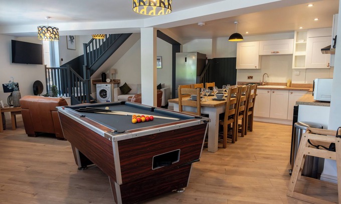 Stroud House | Hosta House - Cotswold's Cosy 5 Bed Home - Pool Table - Near Canal