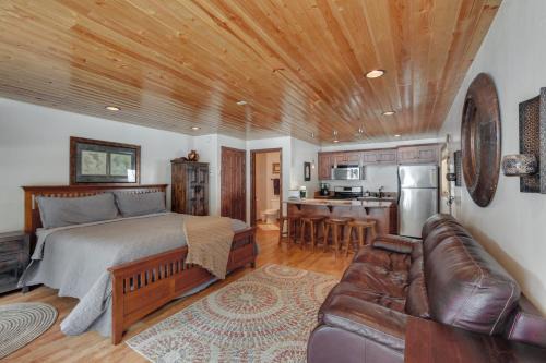 Taos Ski Valley Apartment | Hot Tub Access Studio 2 Mi to Taos Ski Resort