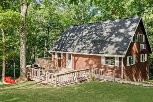 Ridgeway House | Hot Tub Chalet-Fire Pit Grill Stream & Big Yard