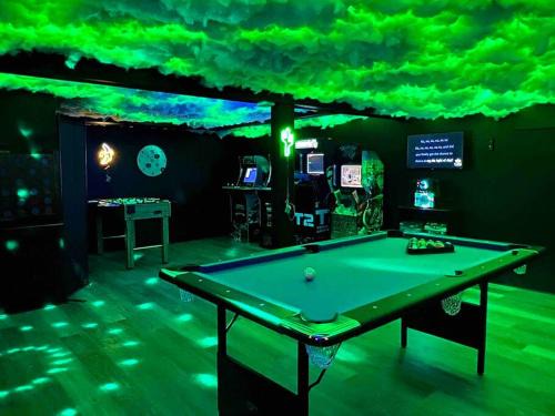 Westside Norwich House | Hot Tub & Cloud Ceiling House