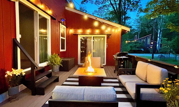 Tobyhanna Cabin | HOT TUB! Deck, Yard, Fire pits, Borders State Park!
