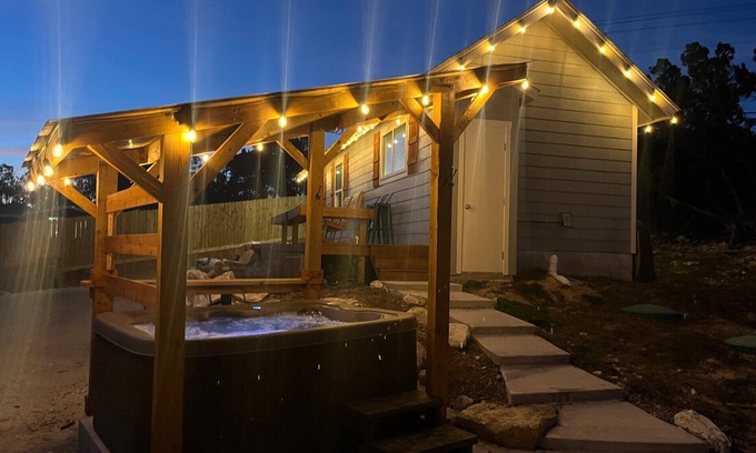 Spring Branch Cottage | Hot tub, free WiFi, pet friendly, 10 minutes to Canyon Lake/boat ramp