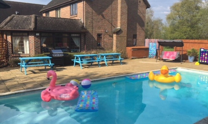 Bournemouth City Centre House | Hot Tub & Heated Pool Heaven in this Bournemouth Residence