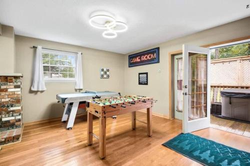 Summersville House | hot tub I game room I private deck I