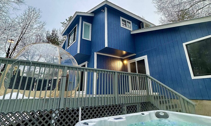 East Stroudsburg House | Hot Tub Luxury Pondfront House in East Stroudsburg