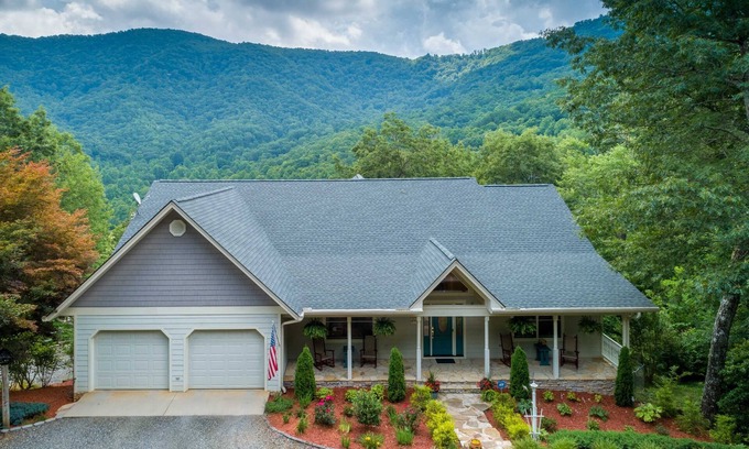 Whittier Cabin | Hot tub-Mountain View -Fire Pit-Pool Table & Ping Pong Table-