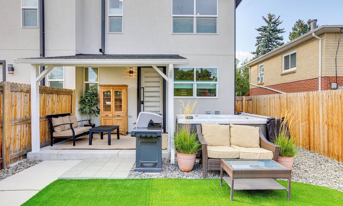 Golden House | Hot Tub & Mtn-View Rooftop Deck: Golden Home