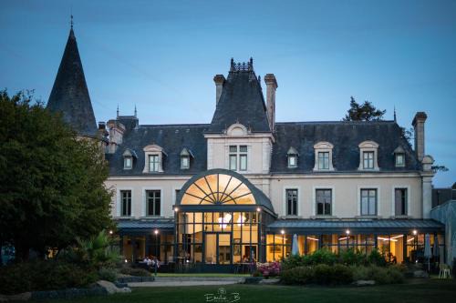Saint-Laurent-sur-Sevre Hotel | Hotel Château de la Barbinière
