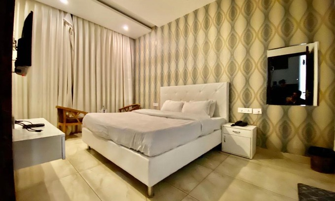 Zirakpur Hotel | Hotel Hollywood - Family Hotel