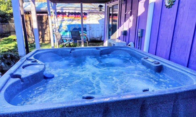 Montavilla House | HotTub, Fast WiFi, cozy & convenient-Casita Morado