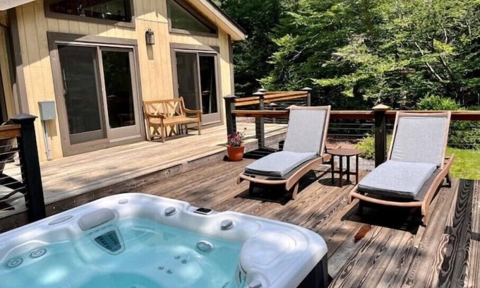 Pocono Pines House | HotTub LakeNaomi 4br dream house. Family and Pet Friendly!nn