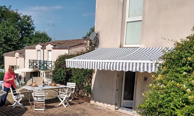 Saint-Paul-Lizonne House | House in lovely gardens with shared pool in Dordogne, parking on site