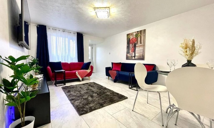 Bolton House | House 32 Delightful, Clean 2 bed house close to a golf course