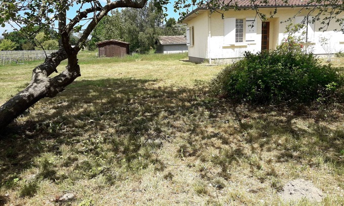 Moulis-en-Medoc House | House 65m2. Large garden, vineyard view