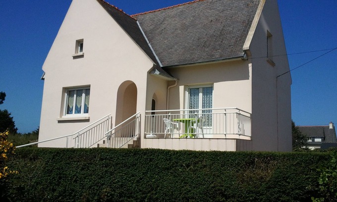 Lannion House | House 800m from the beaches of Beg Leguer, with enclosed garden with trees