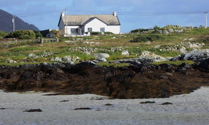 Callow House | House between coast, lake + mountains: every window view is a Connemara highlight!