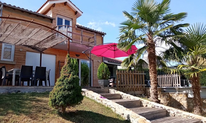 Capdenac House | House for 7 people, its terrace and swimming pool are waiting for you.