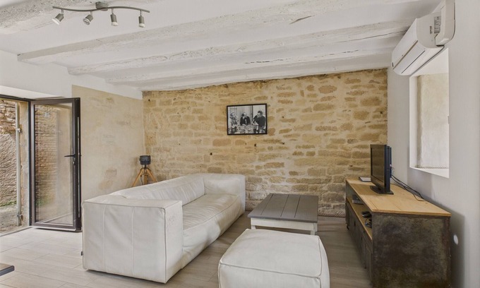 Saint-Leon-sur-Vezere House | House for 5 with outdoor courtyard in the center