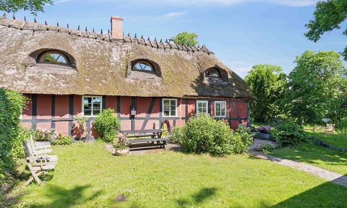 Faldsled Apartment | House in historic & scenic surroundings in Funen