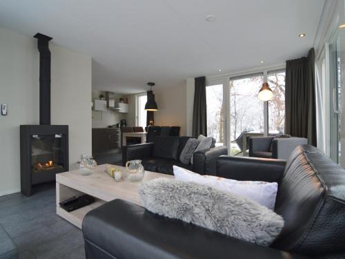 Reutum House | House in Reutum with Jacuzzi & Forest View, cleaning included