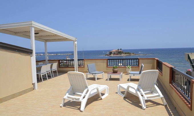 Marzamemi Apartment | house in the center of marzamemi facing the sea