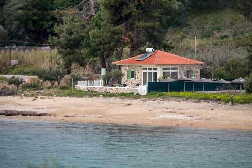 Pirgadikia House | House Kokkalas on the beach