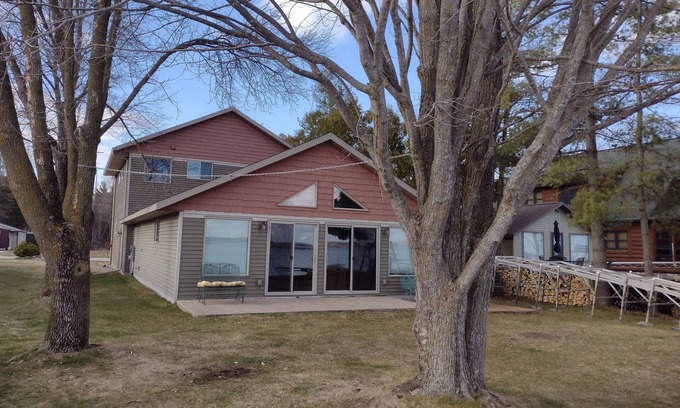 Shawano House | House Lakefront Beautiful Sleeps 12 AC, Wi Fi, 38 minutes to GB