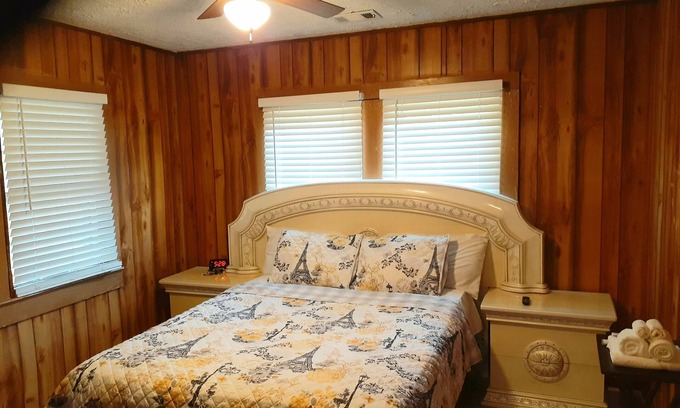 Union City House | House ~ Near Airport “ATL”. Weekly & Monthly Discounts! Free WiFi & Parking!
