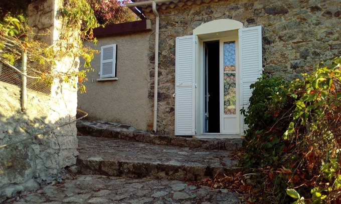 Urtaca House | house of 100 m2 with a large stone terrace
