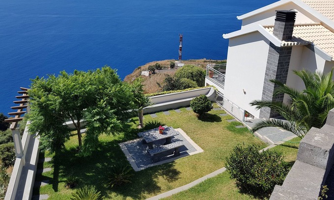 Paul do Mar House | House of the Lion | Family Retreat | Kid's Friendly | Incredible Views | Free WIFI