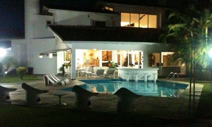 Jardim Acapulco House | House on 1000mts of land, Excellent location with pool bar and great comfort